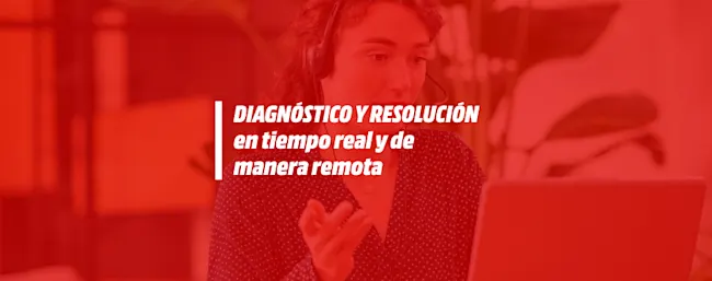 Persona con audífonos frente a un portátil, con texto "Diagnóstico y resolución en tiempo real y de manera remota". Fondo difuminado.