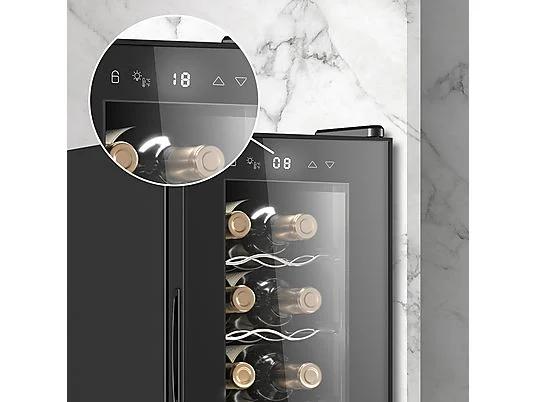 En primer plano, un refrigerador de vinos negro con botellas en estantes metálicos, panel de control digital y fondo de pared marmórea.