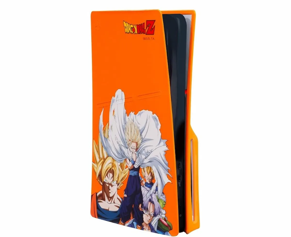Carcasa naranja para consola con personajes de Dragon Ball Z impresos en el lateral.