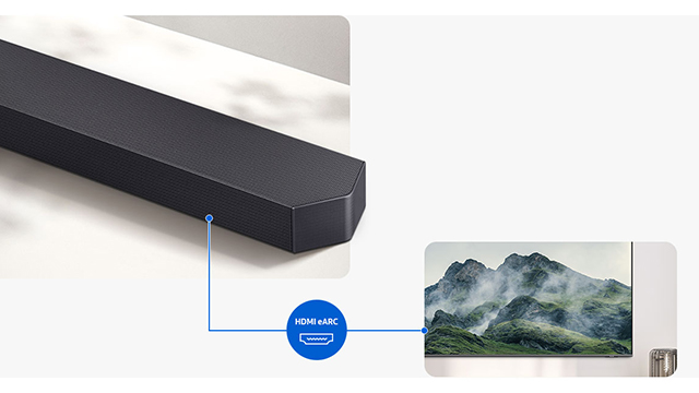 Barra de sonido conectada por HDMI eARC a un televisor que muestra montañas, ambos dispositivos sobre fondo blanco minimalista.