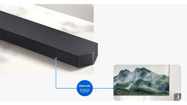 Barra de sonido conectada por HDMI eARC a un televisor que muestra montañas, ambos dispositivos sobre fondo blanco minimalista.
