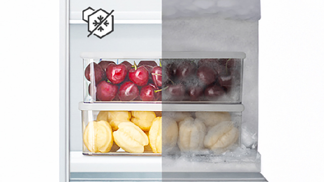 Comparación de un refrigerador con y sin escarcha. Dos cajones contienen cerezas y papas. El lado derecho está cubierto de hielo.