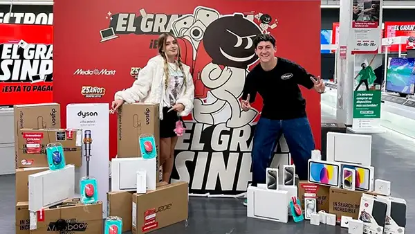 Dos influencers con muchos paquetes que han conseguido durante el Gran Sinpa de Mediamarkt