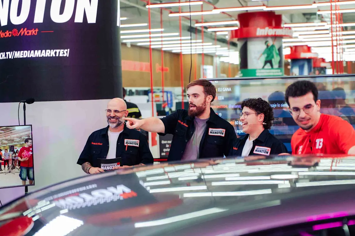 Ibai Llanos y otros presentadores animando durante La Manotón en MediaMarkt.