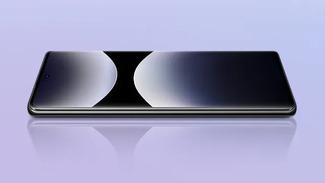 Un teléfono móvil negro está horizontal sobre una superficie reflectante de color lavanda. La pantalla muestra un diseño abstracto.