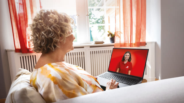 Señora teniendo una formación vía videollamada en su portátil