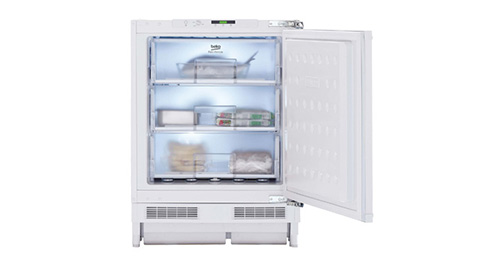 Frigorífico blanco con puerta abierta, mostrando estantes con alimentos congelados y compartimentos inferiores con rejillas.