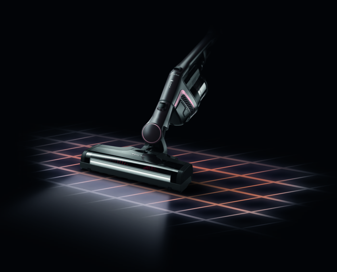 Aspiradora vertical negra sobre un suelo cuadriculado iluminado. La aspiradora tiene un diseño moderno y elegante.