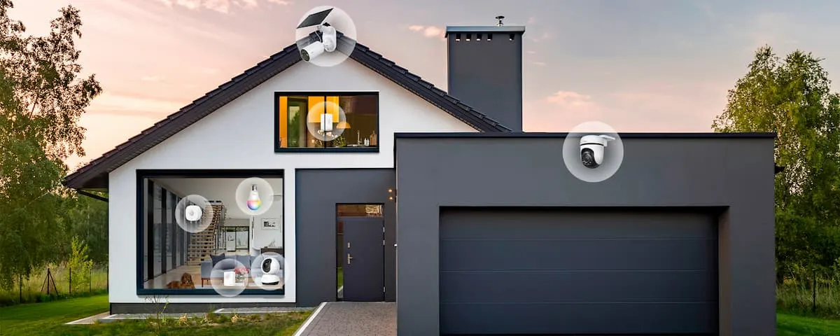 Casa moderna equipada con dispositivos inteligentes Tapo, como cámaras, bombillas y enchufes.