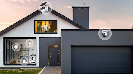 Casa moderna equipada con dispositivos inteligentes Tapo, como cámaras, bombillas y enchufes.
