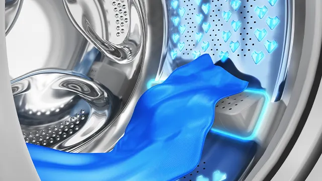 Interior de la lavadora con la tecnología AquaWave que cuenta con palas estratégicas que mueven la ropa imitando el movimiento de las olas.