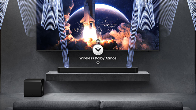 Sala de cine en casa con TV de cohete, barra de sonido y bocinas; efectos visuales de sonido Dolby Atmos inalámbrico.