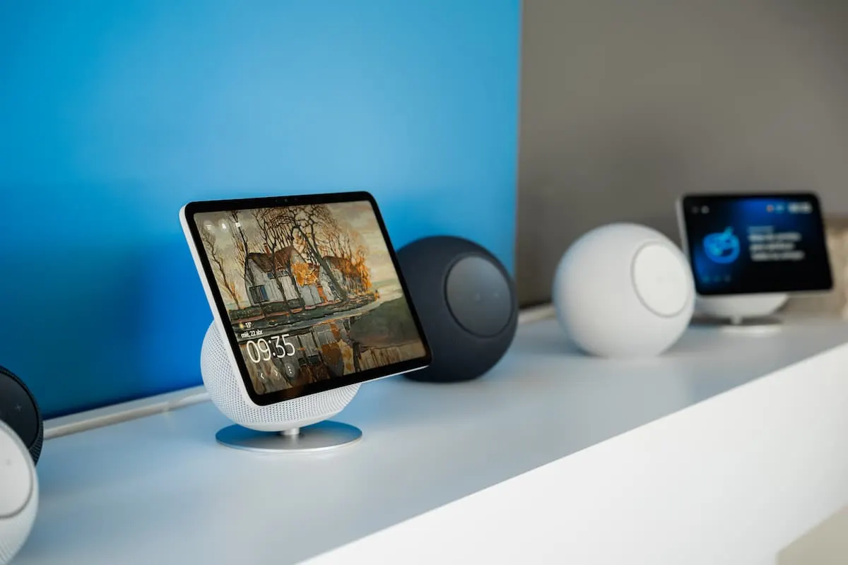 Varios dispositivos Amazon Echo Show y Echo sobre una estantería