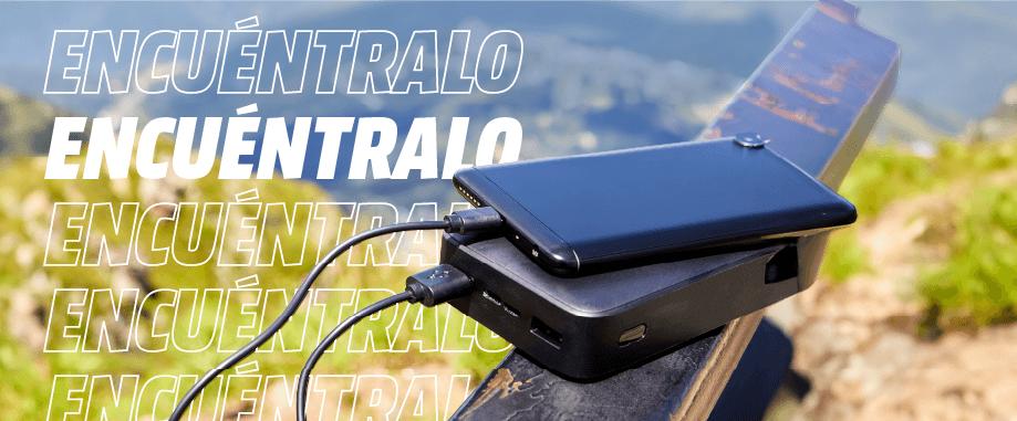 Un móvil y una batería externa negros conectados con cables sobre una superficie de madera, con texto blanco superpuesto y fondo de montaña.