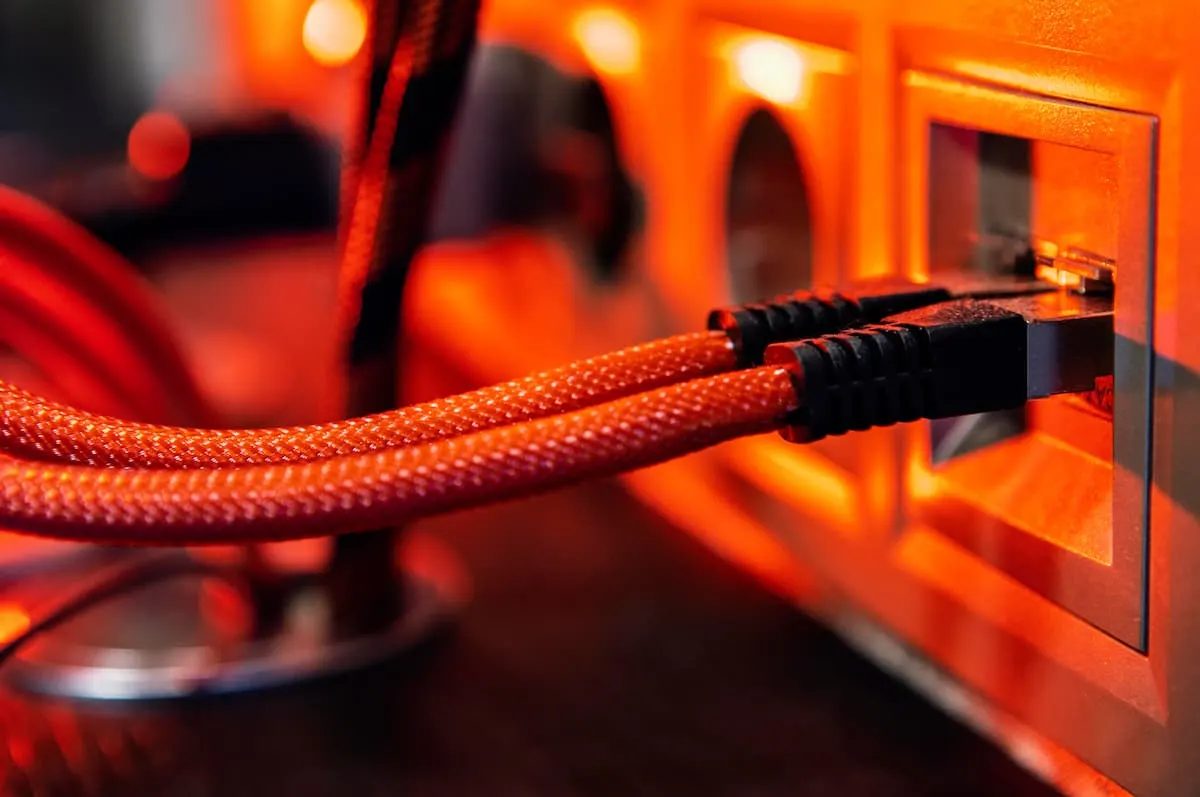 Cables de red conectados a un router en primer plano.