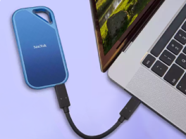 una memoria sandisk creator en un telefono transfiriendo contenido.	
