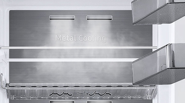 Interior de nevera metálica con estantes y compartimentos visibles. La pared posterior tiene la inscripción "Metal Cooling".