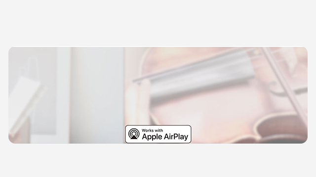 Logotipo de “Works with Apple AirPlay” sobre fondo difuminado, indica compatibilidad del dispositivo con Apple AirPlay