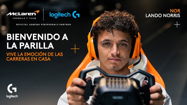 Vista interior de un centro comercial con tiendas en varios pisos, vegetación y luz natural. Un anuncio está a la izquierda.