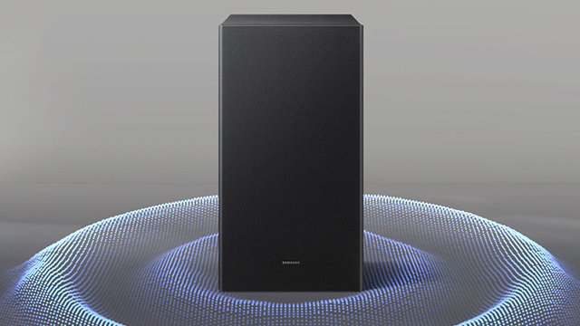 "Subwoofer negro Samsung en el centro, rodeado de un efecto visual azul que representa graves potentes y sonido envolvente en el ambiente.        "