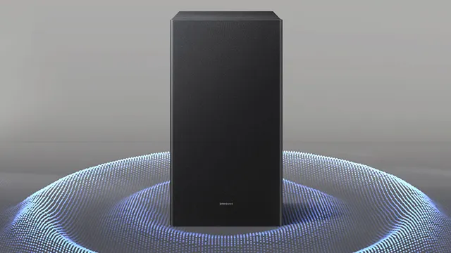 "Subwoofer negro Samsung en el centro, rodeado de un efecto visual azul que representa graves potentes y sonido envolvente en el ambiente. "