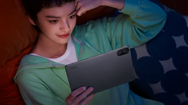 Persona disfrutando de la pantalla amplia de la Redmi Pad 2