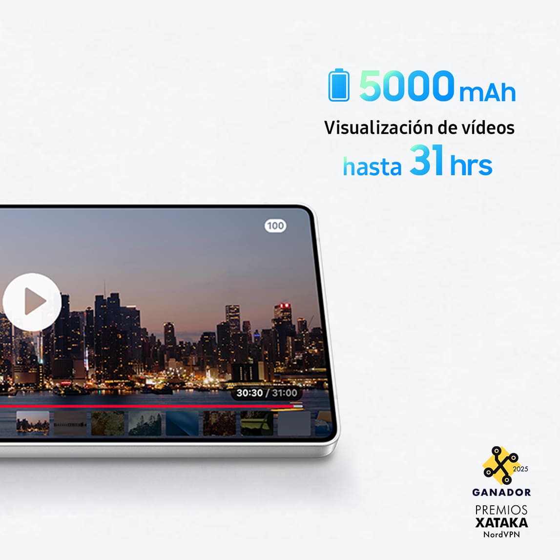 Pantalla de móvil mostrando un video de ciudad con batería de 5000mAh y hasta 31 horas de reproducción. Logo donde se muestra que Samsung ha sido galardonado con el 2º puesto en los premios Xataka 2025.