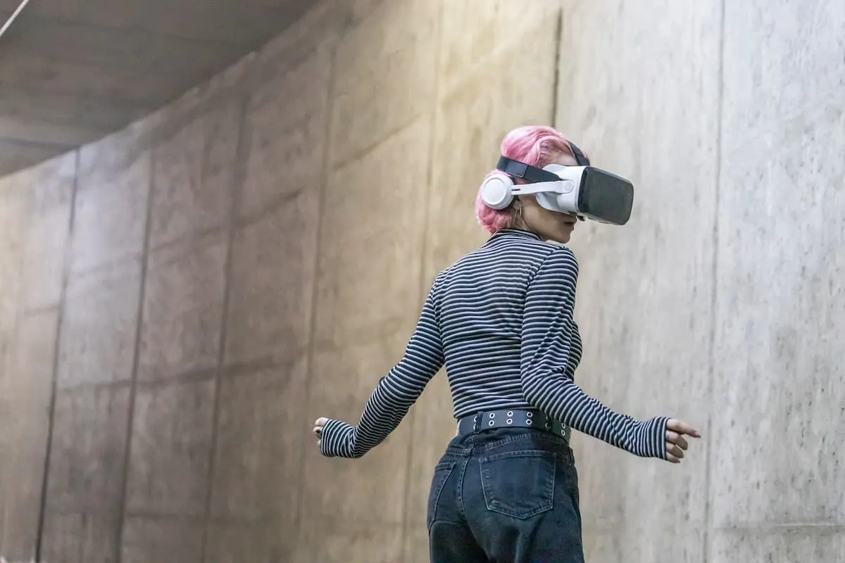 Persona usando gafas de realidad virtual junto a una pared.