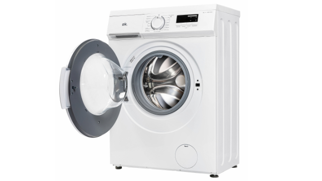 Vista lateral de la lavadora OWM 6143 D de ok. con la puerta abierta y el tambor de acero inoxidable visible.