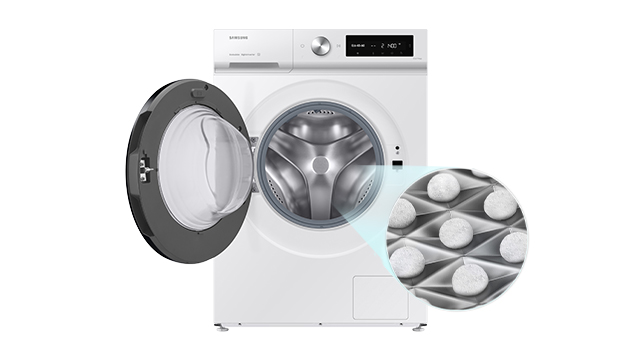 Lavadora blanca de puerta frontal abierta, con acercamiento a tambor limpio y círculo mostrando pastillas de limpieza.