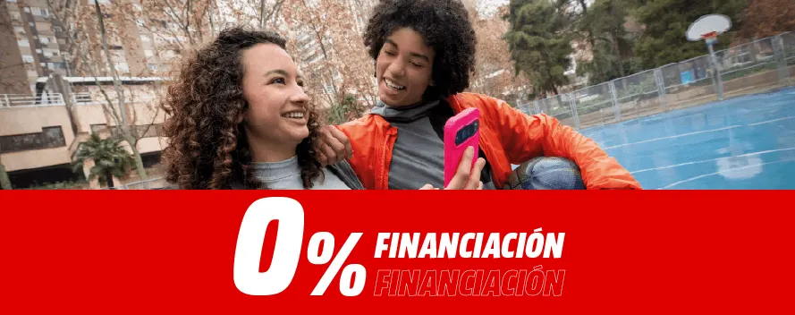 Mujer sentada en un banco, usando auriculares y sosteniendo un smartphone, al aire libre. Texto: "TELEFONIA" al fondo.
