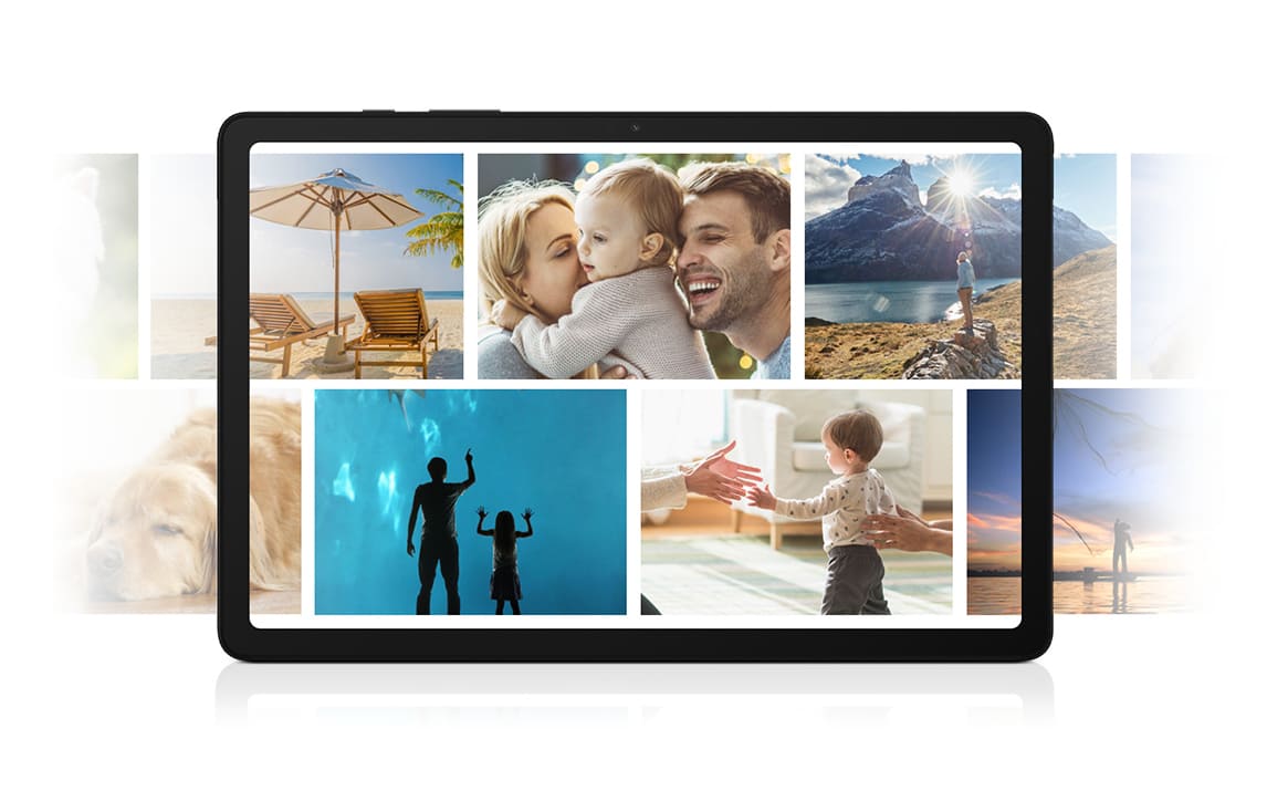 Tableta negra muestra fotos: playa, familia abrazándose, lago con montaña, padre e hija en acuario, niño caminando hacia brazos extendidos.