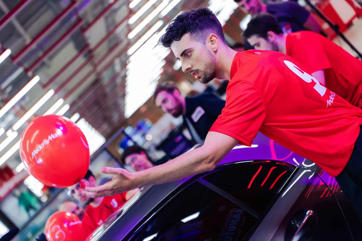 Participante de La Manotón supera una prueba con globos sin soltar el coche.