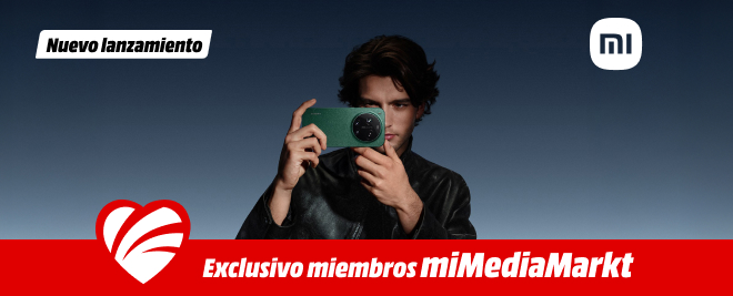 Persona que sujeta un telefono de xiaomi color verde. Con el logo de Xiaomi y franja roja con descuentos de mimediamarkt.