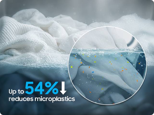 Ropa blanca en agua jabonosa con texto que indica reducción de hasta 54% de microplásticos al lavar.