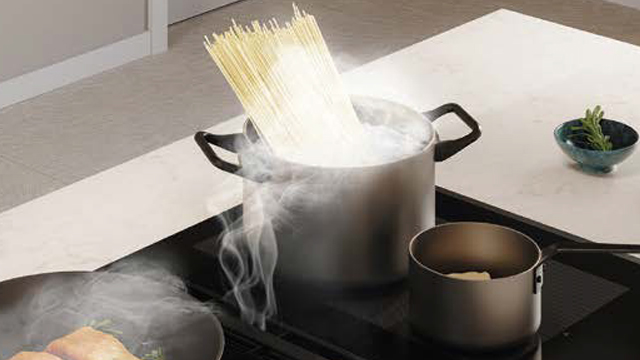 Una gran olla de acero inoxidable con agua hirviendo lista para cocinar pasta