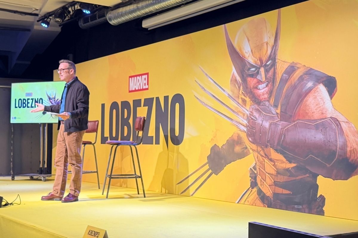 Hombre presentando en un evento de Marvel sobre Lobezno (Wolverine)