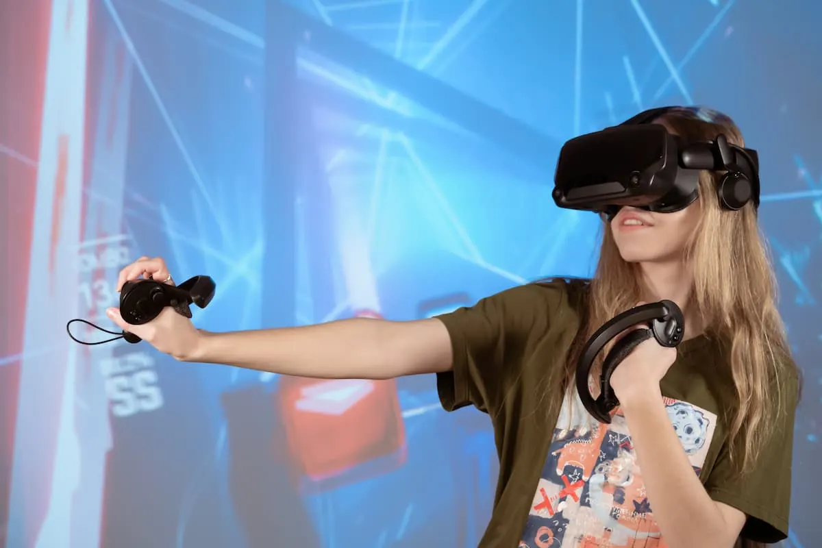 Niña con visor de realidad virtual y controladores, sobre fondo azul con luces de neón.