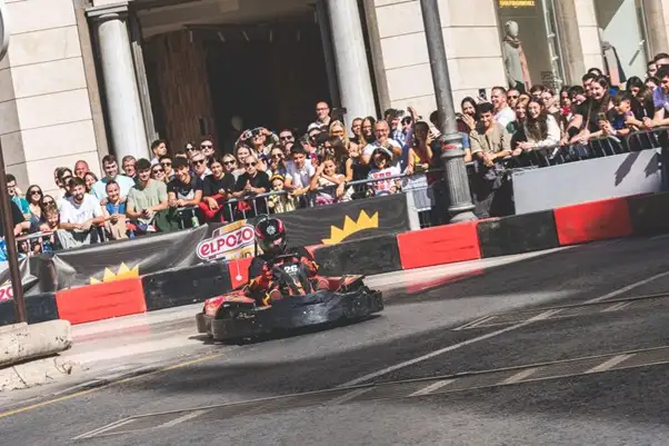 Kart eléctrico compitiendo en curva ante público en el Kart Royale Granada.