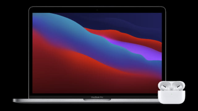 Portátil gris con pantalla que muestra ondas rojas, azules y moradas. A la derecha, audífonos inalámbricos blancos en su estuche.