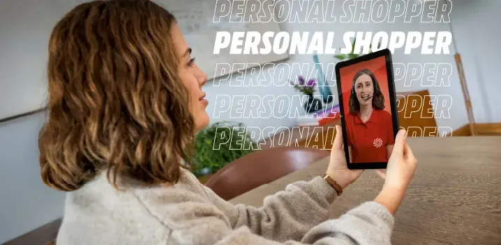 Mujer usando una tableta para videollamada con otra mujer vestida de rojo con audífonos. Texto de "Personal Shopper" en el fondo.