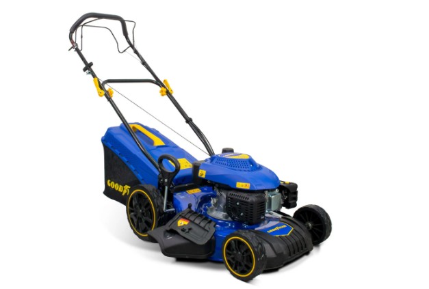 Cortacésped a gasolina de color azul con recogedor trasero y ruedas grandes.