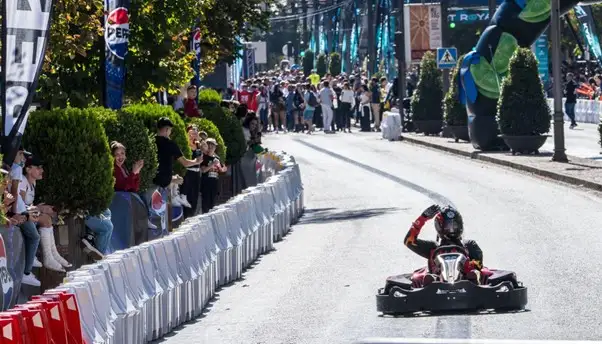 Piloto de kart saludando al público durante el Kart Royale Granada.