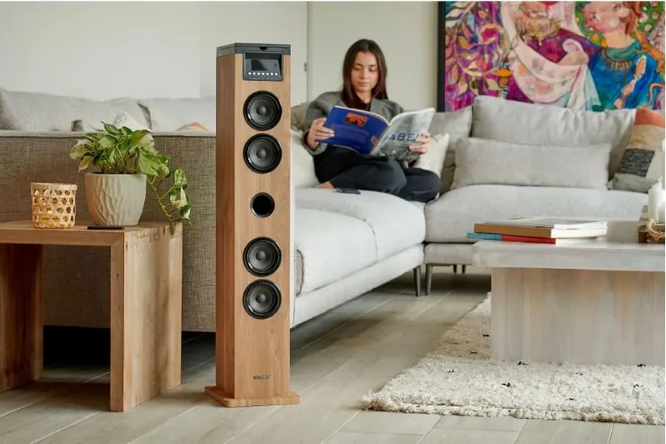 Torre de sonido en un salón moderno junto a un sofá.
