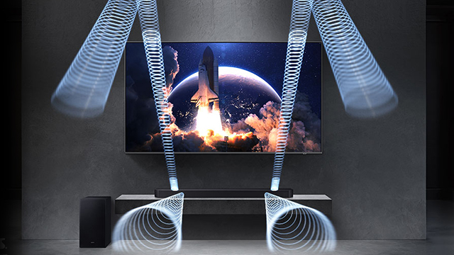 Sala de cine en casa con TV de cohete, barra de sonido y bocinas; efectos visuales de sonido Dolby Atmos inalámbrico.