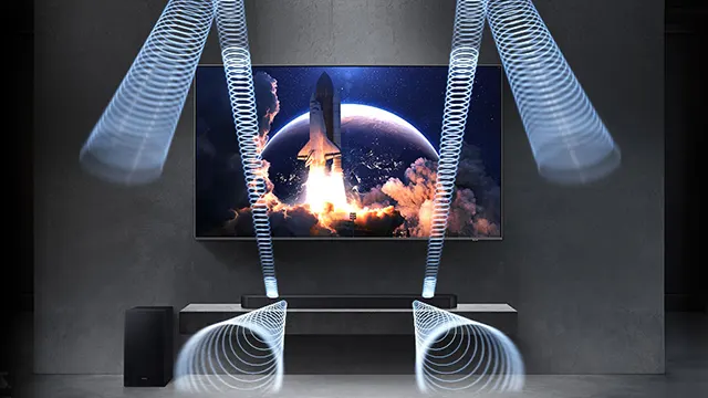 Sala de cine en casa con TV de cohete, barra de sonido y bocinas; efectos visuales de sonido Dolby Atmos inalámbrico.