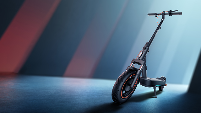 Xiaomi Electric Scooter 5 Max sobre fondo con luces en degradado, mostrando su diseño completo y elegante en perspectiva frontal-lateral.