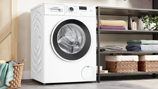 Lavadora de libre instalaci´n blanca, instalada en un amplio cuarto de lavado, junto a una estantería con ropa limpia y un cesto de ropa para lavar