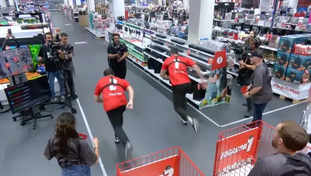 Concursantes corriendo en El Gran Sinpa de MediaMarkt.