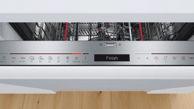 mando de un Lavavajillas donde se ve el programa favorito con una estrella y luz color roja